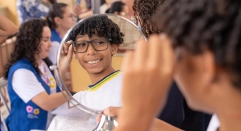 Olhar para Todos entrega óculos a alunos da rede estadual